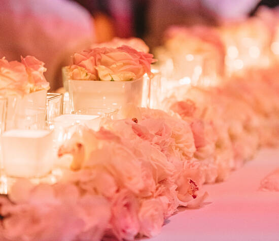Blumenband mit Kerzen auf Tafel im Spindler & Klatt