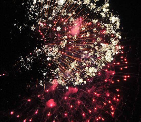 Beispiel: Feuerwerk, Foto: Rothdach Feuerwerk.