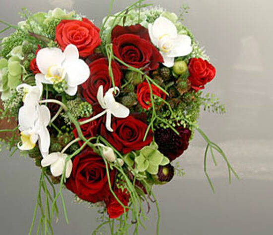 Beispiel: Brautstrauß in Herzform, Foto: Blumen Dürr.