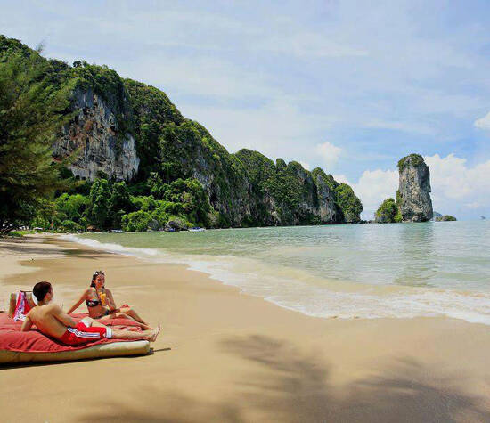 Entspannung pur am Traumstrand der Pai Plong Privatbucht - Centara Grand Beach Resort & Villas Krabi, Foto: Centara Hotels and Resorts.