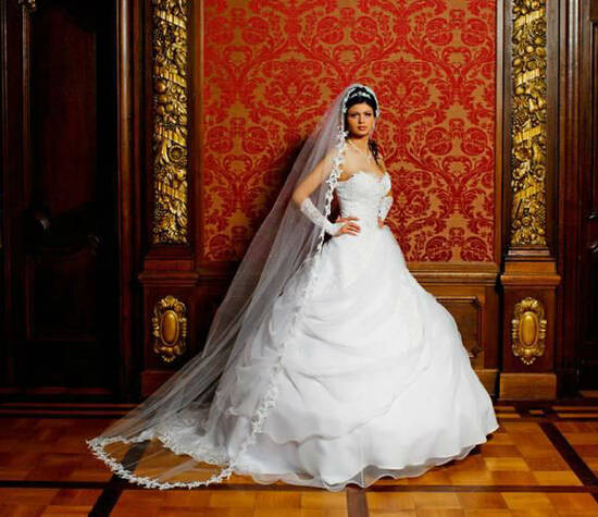 Beispiel: Hochzeitskleid, Foto: Design by Veronica Ostrovskaya & Alyona Subbotina.