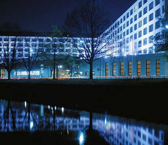 Beispiel: Außenansicht bei Nacht, Foto: Grand Hotel Esplanade Berlin.