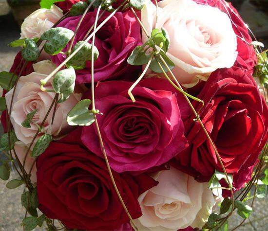 Beispiel: Bouquet mit Rosen in Rosa und Rot, Foto: Floristeria.