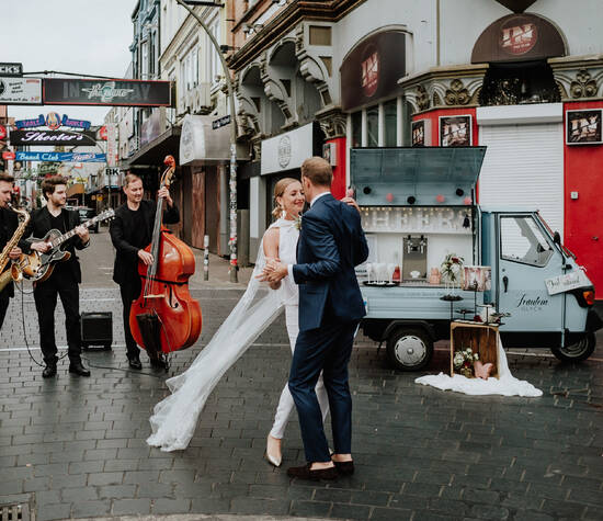 Urban-modern-elegant in Kiez. Eine Hochzeit mit viel Persönlichkeit (Photo: Andrea Scheib)