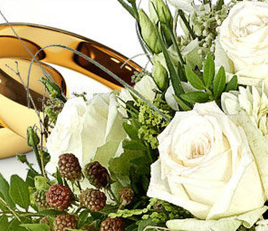 Beispiel: Blumenstrauß mit weißen Rosen, Foto: Valentins.de Blumen & Geschenke. 