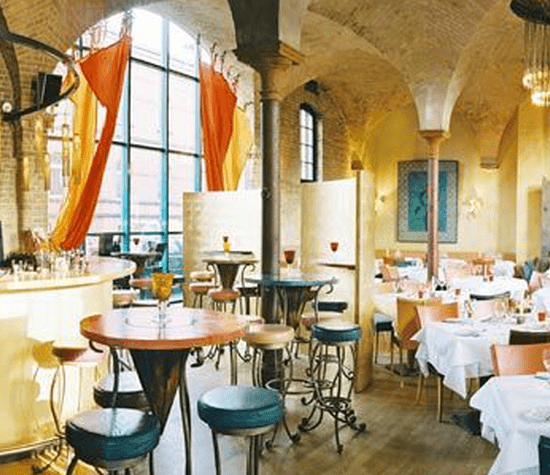 Beispiel: Innenbereich mit Bar, Foto: Restaurant Basil.