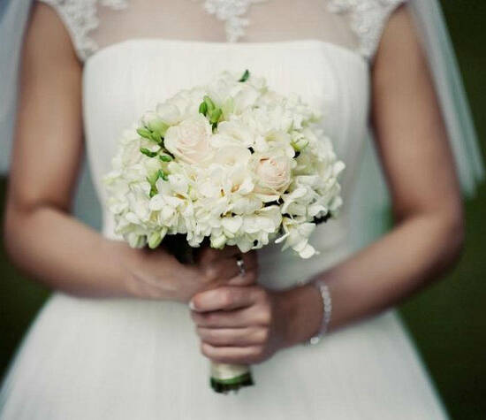 Beispiel: Braut mit weißem Blumenstrauß, Foto: Blumentruhe.