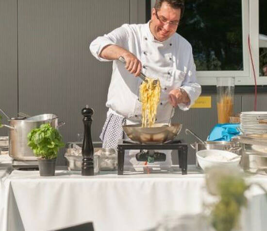 Beispiel: Live-Cooking, Foto: Stroh Catering.