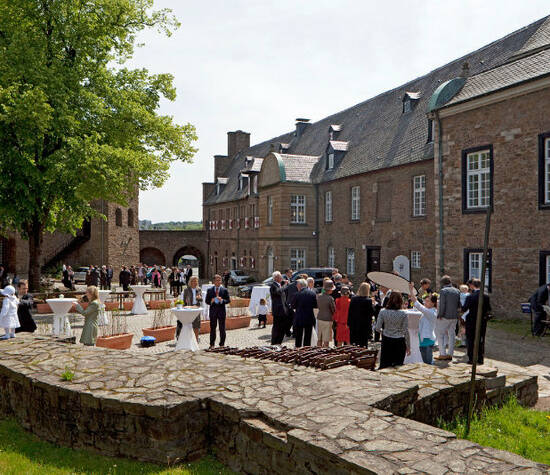 Beispiel: Hochzeitsgesellschaft im Innenhof, Foto: Schloss Broich.