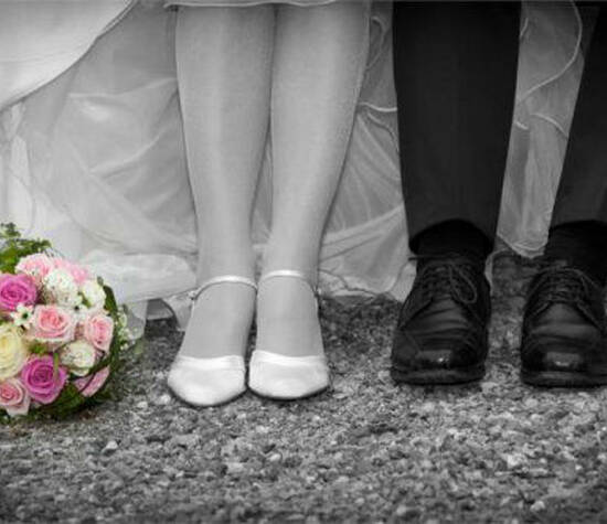 Beispiel: Brautpaar mit Brautstrauß, Foto: Stiel und Blüte.
