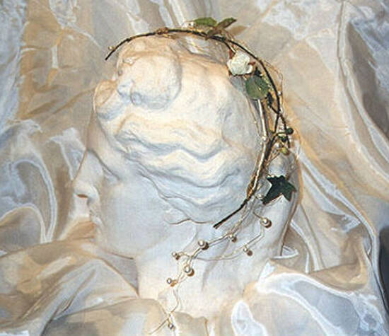 Beispiel: Haarschmuck, Foto: Artischoke Kunstblumen.
