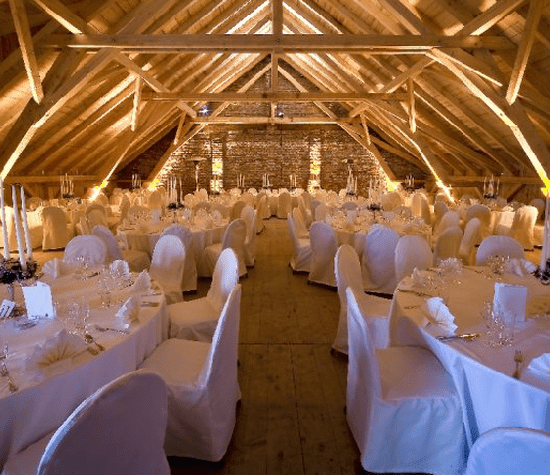 Beispiel: Hochzeitsgedeck unterm Dach, Foto: Gut Thurnsberg.