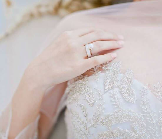 Beispiel: Trauring für die Braut mit Vorsteckring, Foto: frida’s Schmuckstücke & Accessoires.