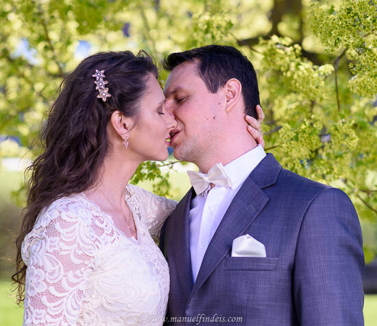 Romantischer Kuss nach der Trauung beim Brautpaar-Shooting