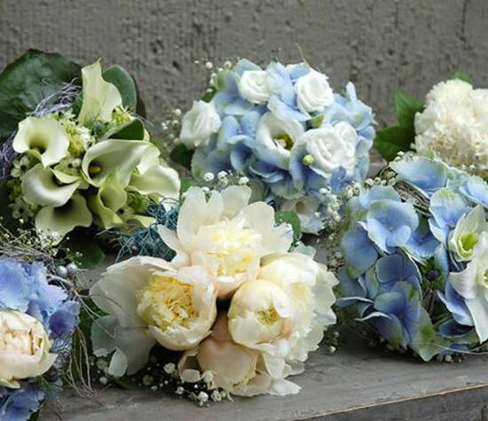 Beispiel: Brautsträuße mit weißen und blauen Blumen, Foto: Frau Rose Floristik.