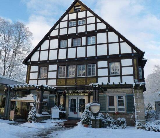 Beispiel: Vorderseite Winter, Foto: AKZENT Hotel Saltenhof.