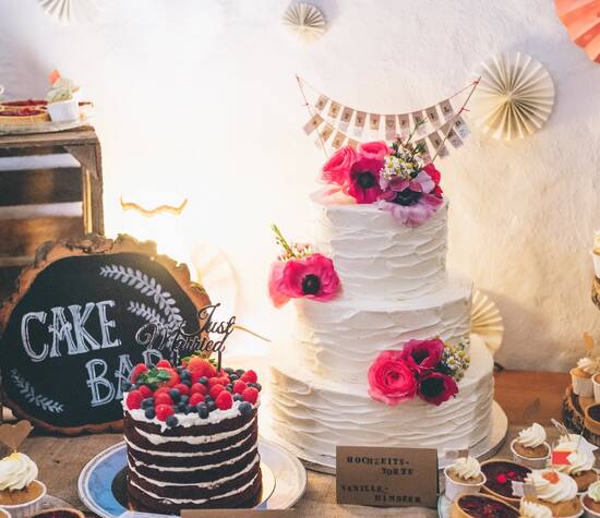 Beispiel: Hochzeitstorte Creme mit Blumendeko & Cake Bar, Foto: Kreativ Wedding Fotografie