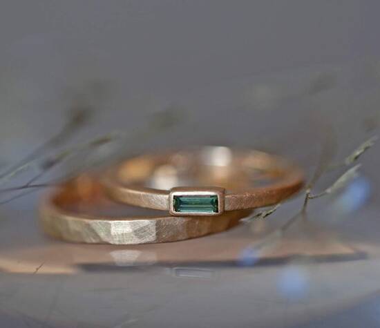 grüner Diamant Baguette Ring und gehämmerter Herrenring