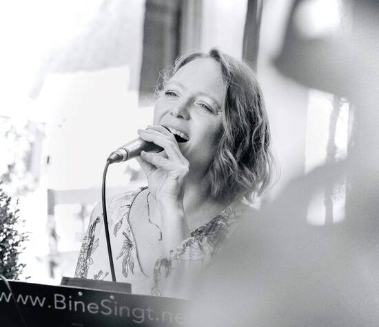 Sängerin Bine Trinker als Hochzeitssängerin mit Musik zu Trauung und Empfang