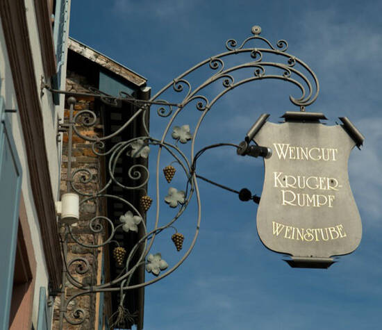 Beispiel: Schild, Foto: Weingut Kruger-Rumpf.