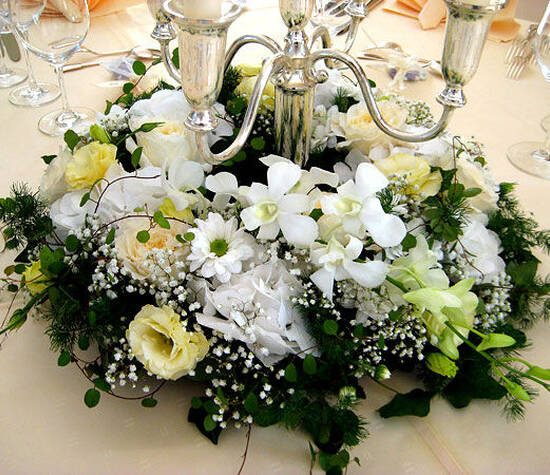 Beispiel: Blumengesteck für den Tisch, Foto: Dornröschen - Blumen Schmidt.