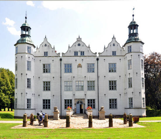 Beispiel: Vorderansicht, Foto: Schloss Ahrensburg.