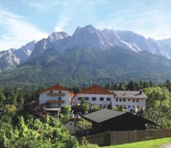 Beispiel: Hotel vor Berge, Foto: Romantik Hotel Waxenstein.