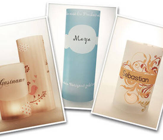 Tischkarten zur Hochzeit aus Windlichtern mit modernen Motiven. 
Alle Vorlagen online gestalten.
