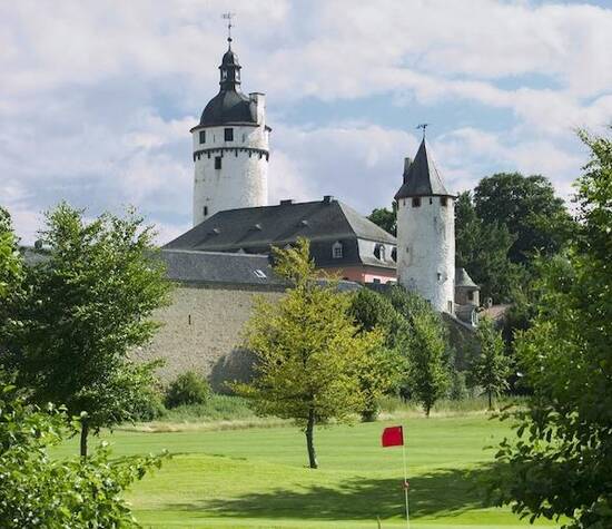 Beispiel: Blick auf die Burg, Foto: Golf Club Burg Zievel.