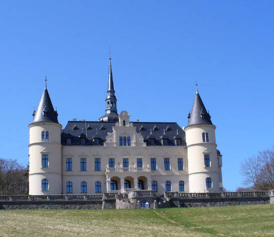 Beispiel: Vorderansicht Schloss, Foto: Schlosshotel Ralswiek.