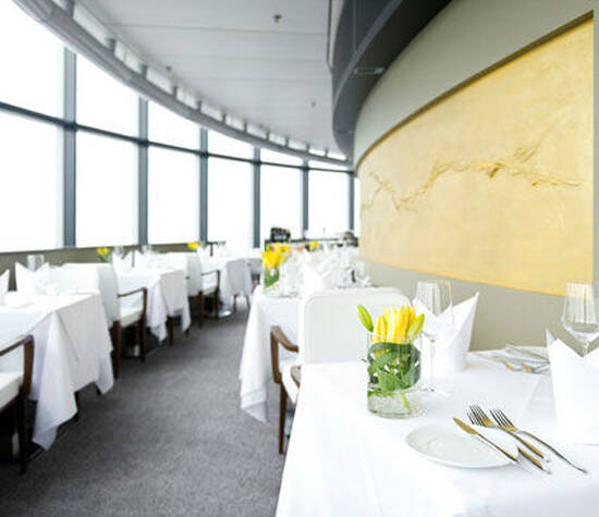Beispiel: Restaurant, Foto: Main Tower Restaurant & Lounge.