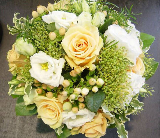Beispiel: Brautstrauß, Foto: Blumen Kamm.