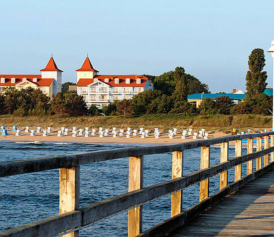 Beispiel: Das Hotel von der Seebrücke aus, Foto: Travel Charme Strandhotel Zinnowitz.