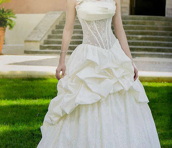 Beispiel: Brautkleid, Foto: Braut- und Abendmode Charlott.