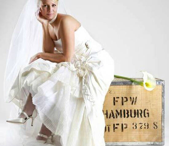Beispiel: Brautmode, Foto: Dressmaker.