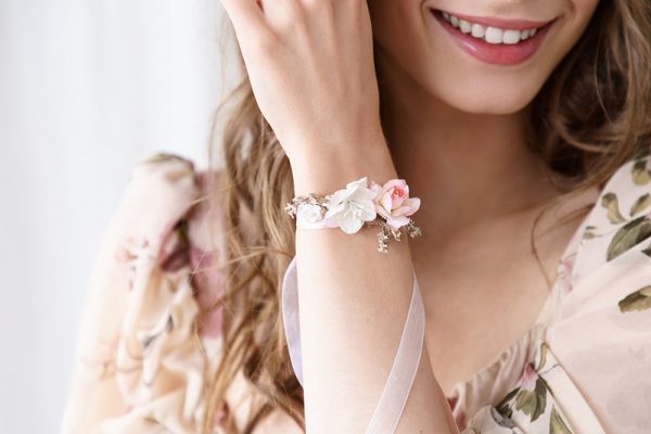 Accessoires Team Bride Stoffarmband mit hellem pfirsichfarbenem Blumenstrauß für Junggesellinnenabschiede