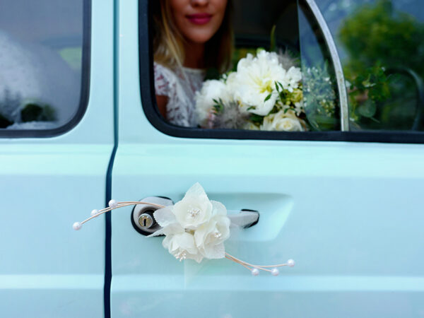 Autoschmuck Rattansträuße mit Rosen, Tüll und cremefarbenen Federn für das Auto von Braut und Bräutigam: 4 Stück.