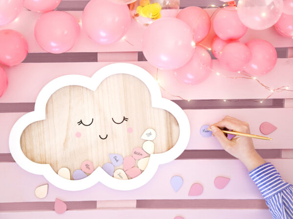 Babyshower Gästebuch aus Holz mit Wolken und Tropfen für Babys: Weiß, Holz und Pastelltöne