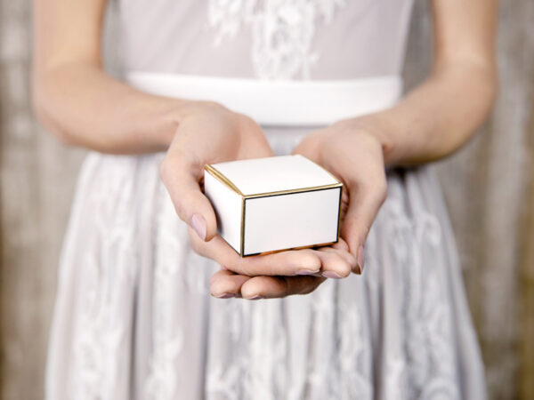 Boxen und Taschen Quadratische Pappschachtel mit weißer Farbe und goldenen Rändern: 10 Stück