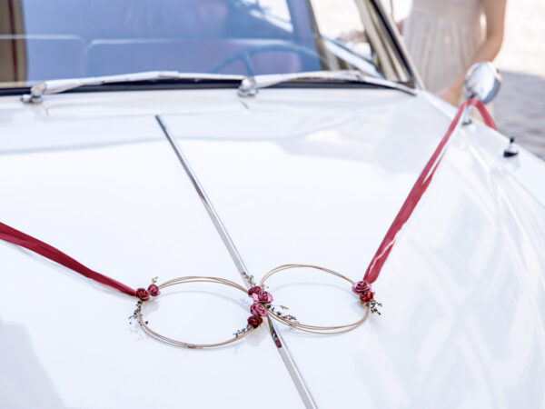 Autoschmuck Deep Red Rattan Bride & Groom Car Kit: 2 Ringe, Schleife & Blumensträuße und Türdekorationen
