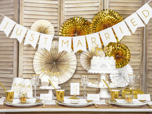 Girlanden Weiße Hochzeitswimpel mit goldener Aufschrift: "Just Married".