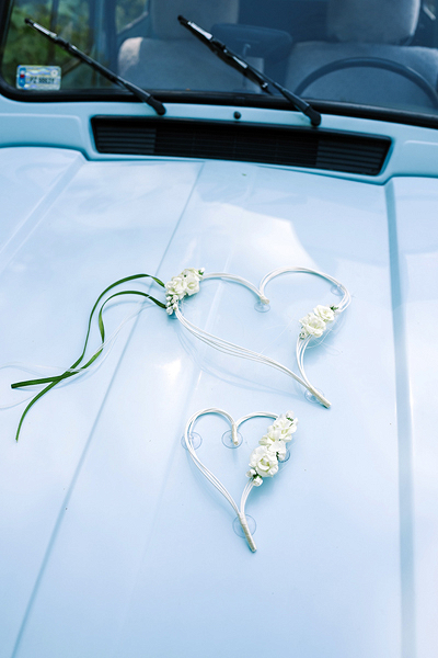 Autoschmuck Hochzeit Rattan Herzen mit Creme Blumensträuße und grünes Band für Hochzeit Hochzeit Dekorationen