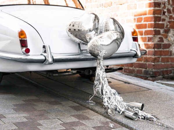 Autoschmuck Hochzeit Silbernes Brautauto-Set: Herzförmige Folienhochzeitsballons, Girlande und Dosen