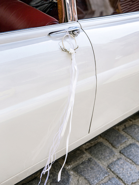 Autoschmuck Hochzeit Rattan Bride & Groom Car Kit Weiß: 2 Ringe, Schleife & Blumensträuße und Türdekorationen