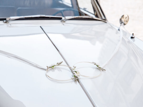 Autoschmuck Hochzeit Rattan Bride & Groom Car Kit Weiß: 2 Ringe, Schleife & Blumensträuße und Türdekorationen